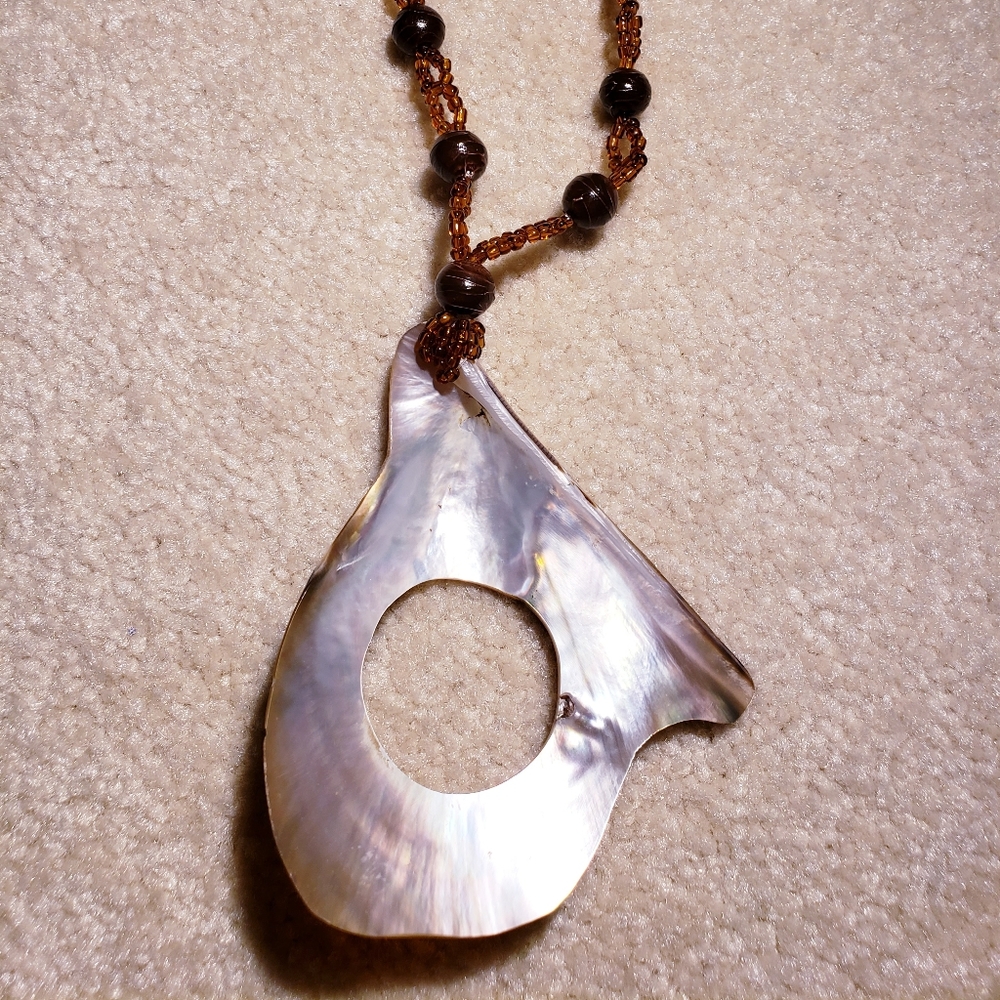 16" Contemporary Shell Necklace - Picture 2 of 4
